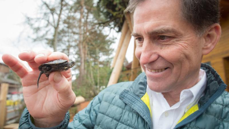 AZA director Dan Ashe holding a small turtle