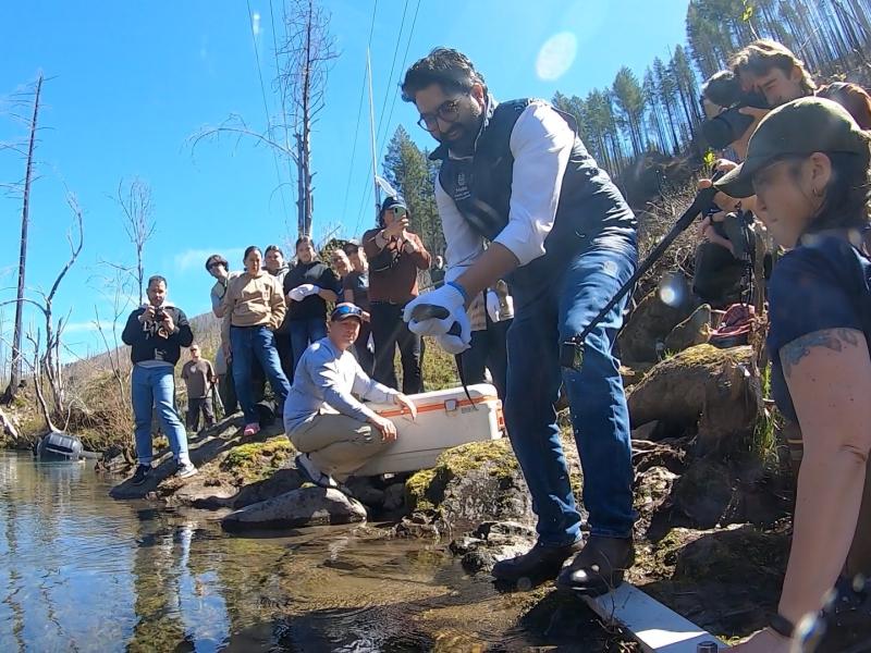 Metro Councilor Juan Carlos González holding a lamprey